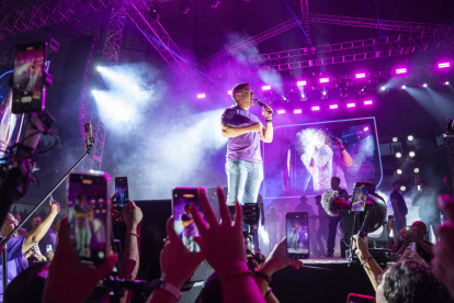 Daniel Noboa da su discurso final antes del silencio electoral, acompañado por una multitud de simpatizantes en su cierre de campaña.