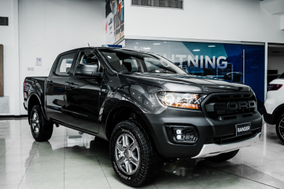 Una camioneta de una marca que es de Estados Unidos.