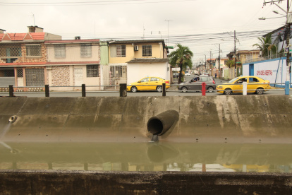 Este es el canal de aguas lluvias de Las Orquídeas, en el norte de Guayaquil, donde se registró el accidente.