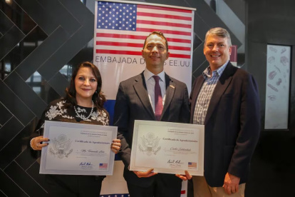 El ministro Carlos Zaldumbide (c) recibió un reconocimiento de la Embajada de Estados Unidos en Ecuador