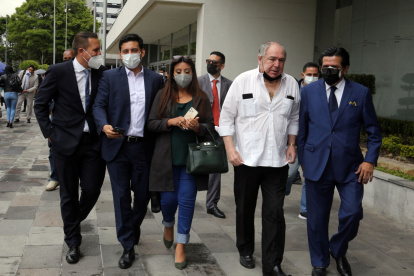 Abdalá Bucaram, acompañado en el 2021 de sus abogados, entre estos Cristian Romero, ahora prófugo por el caso Metástasis.