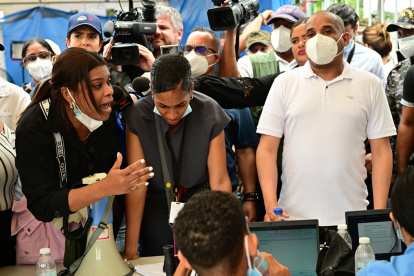 Una mujer discute con empleados de la morgue del Instituto Nacional Forense por demoras en la información de sus familiares luego del derrumbe del techo de la discoteca Jet Set en Santo Domingo el 11 de abril de 2025.