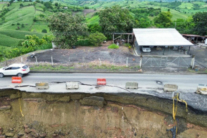 La vía Rocafuerte–Tosagua, clave para conectar con Bolívar y Junín, permanece parcialmente habilitada tras un socavón registrado en El Junco.