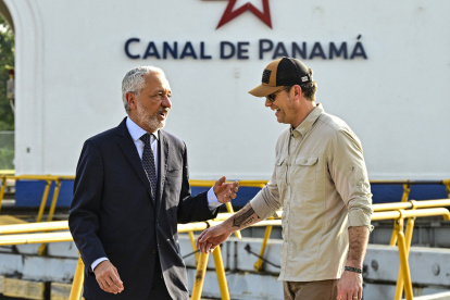 El Secretario de Defensa, Pete Hegseth (R), habla con el administrador del Canal de Panamá, Ricaurte Vásquez, en visita a las esclusas de Miraflores del Canal de Panamá, el 8 de abril de 2025.