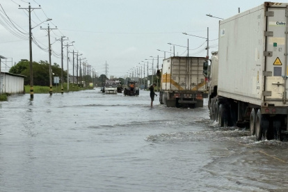Inundación. En la vía Babahoyo-Jujan, los vehículos intentaron pasar con precaución cuando el agua empezó a bajar; y aún así fue complejo hacerlo.