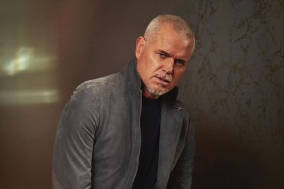 Mark Dane tiene 50 años.