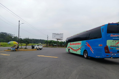 Zonas como el anillo vial de Quevedo son utilizadas como paraderos improvisados de buses.