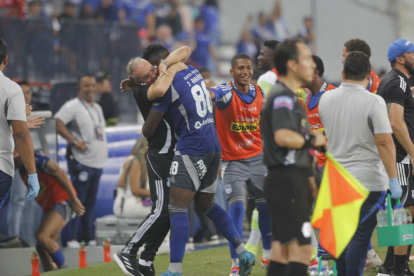 Joao Quiñonez celebró su gol con el técnico Jorge Célico en el 1-0 de Emelec a Libertad