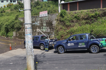 Tras el desbordamiento de la quebrada Los Arupos, la calle Nela Martínez y un tramo de la Autopista Rumiñahui siguen parcialmente cerrados.