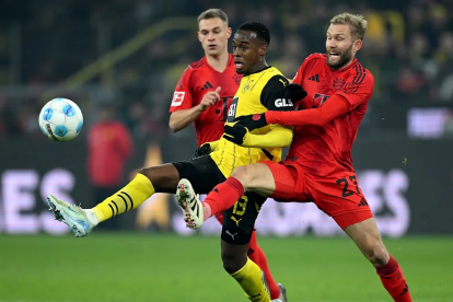 Duelo entre jugadores de Bayern Múnich y Borussia Dortmund en la primera vuelta de la Bundesliga