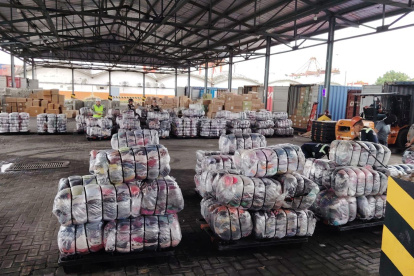 La mercadería de ropa usada encontrada en el puerto de Guayaquil.