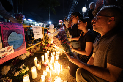 Personas participan en una velatón este viernes en Santo Domingo (República Dominicana). Decenas de personas encendieron velones, portaron globos y depositaron flores en la parte frontal de la discoteca Jet Set, en Santo Domingo, donde la madrugada del martes pasado el derrumbe del techo causó la muerte de 221 personas y heridas a otras 189. EFE/Orlando Barría