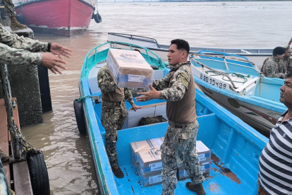 Soldados trasladan material electoral por vía marítima, con destino al Golfo de Guayaquil.