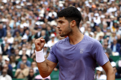 El español Carlos Alcaraz celebras tras imponerse a su compatriota  Alejandro Davidovich Fokina en su llave de semifinal del Masters de Montecarlo.