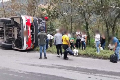 Vía El Chaco - Lago Agrio: accidente de bus interprovincial deja un número indeterminado de heridos