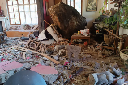 Una vivienda ubicada en el sector de Guápulo, en el norte de Quito, resultó afectada tras la caída de una roca de gran tamaño.