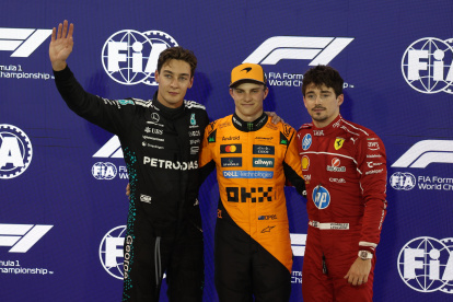 Oscar Piastri de MacLaren (c), George Russell de Mercedes (i) y Charles Leclerc de Ferrari será el orden de partida de Baréin.