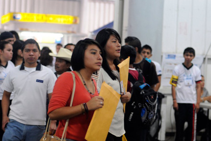 Demanda. La necesidad de empleo en el país sale a flote con cada convocatoria que hacen las empresas. Muchos jóvenes postulan, pero pocos se benefician de una plaza.