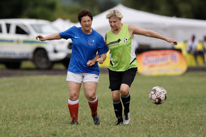 La francesa Nane-Claire Joguet (izq.) de Les Zamies Foot lucha por el balón con ML Dymski (der.) de New England Breakers de EE. UU., durante la final del Torneo Fútbol Grannies.