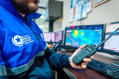 Referencial. Agentes municipales vigilan las cámaras de Segura EP.