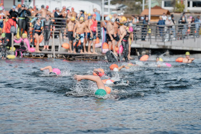 Jóvenes, adultos y  hasta gente de la tercera edad participó en la primera edición del Social Swimming, primera actividad abierta en el lago San Pablo con éxito.