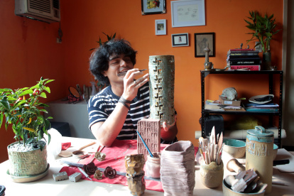 Alfonso Ponce es un ceramista de tercera generación. Está en Instagram como @Delguasmo.ec