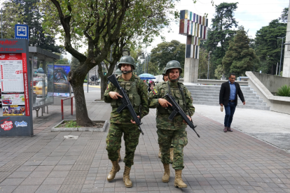 Foto de archivo de militares patrullando las calles de Ecuador en medio de estados de excepción.