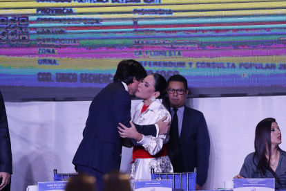 Diana Atamaint y José de La Gasca en la inauguración de la jornada electoral de segunda vuelta.
