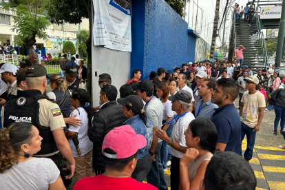 Votantes en los exteriores de los recintos electorales.