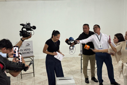 Luisa González ya ejerció su derecho al voto este 13 de abril de 2025.