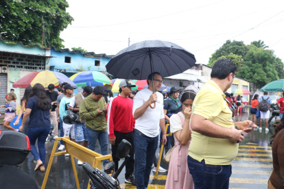 En la universidad laica Vicente Rocafuerte los votantes acudieron con lluvia.