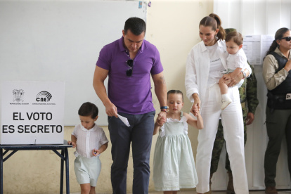 Daniel Noboa vota en compañía de su familia.