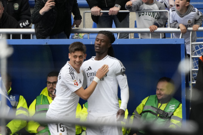 Eduardo Camavinga (d) en la celebración de gol en el partido entre Real Madrid y Alavés