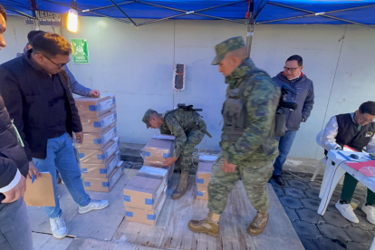 Durante el traslado del material electoral a los recintos electorales.