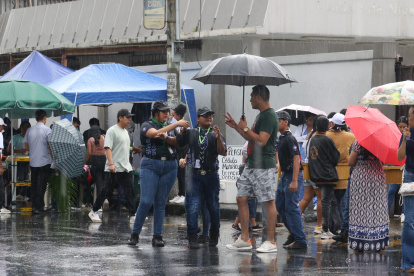 Los niños abordan a los votantes al salir del recinto electoral