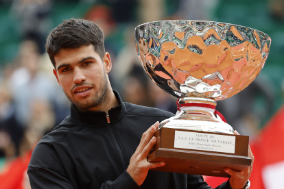 Alcaraz coronado como campeón del Masters 1000 de Montecarlo tras remontar al italiano Lorenzo Musetti.