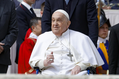 El papa Francisco, que sigue convaleciente por sus problemas de salud, apareció sin que estuviera previsto ante los fieles en la Plaza de San Pedro del Vaticano, al término de la misa del Domingo de Ramos, la celebración que marca el inicio de la Semana Santa. EFE