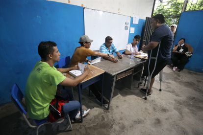 Una persona vota durante la jornada electoral este domingo en Canuto (Ecuador).
