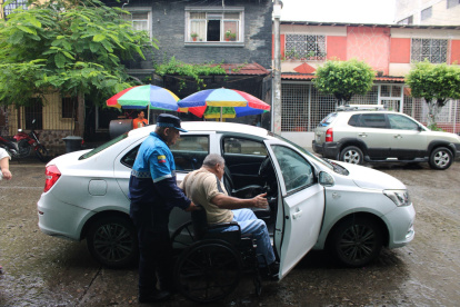 Al menos 2.000 funcionarios están desplegados en las calles de Guayaquil para dar todo tipo de soporte ciudadano, ha indicado la Alcaldía.