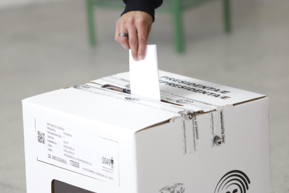 Ciudadano deposita su papeleta en la urna en las elecciones generales 2025.