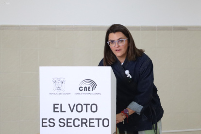 María José Pinto llegó acompañada de su esposo y con resguardo policial.