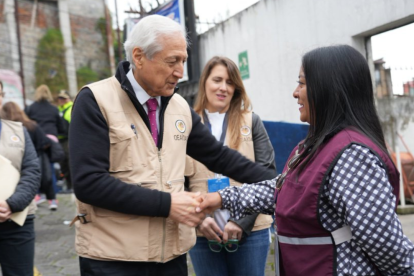 Heraldo Muñoz, jefe de la Misión de Observadores de la OEA, en su recorrido por recintos electorales, el domingo 13 de abril del 2025.