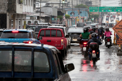 Sur. En la calle Antepara, una vía en reparación provoca que el tráfico se vuelva más lento. Los trabajos se realizan durante la mañana y tarde.