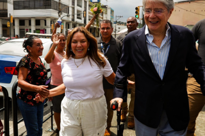 Guillermo Lasso y su esposa María de Lourdes Alcívar, mientras ingresaba a su recinto electoral, el 13 de abril del 2025.