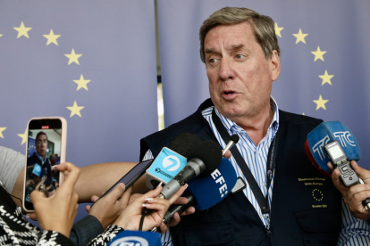El jefe de la misión de observación electoral de la Unión Europea (UE) en Ecuador, el eurodiputado español Gabriel Mato, habla con la prensa este domingo en Quito (Ecuador).