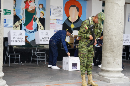 Las encuestas a boca de urna se realiza a los votantes que acaban de votar.