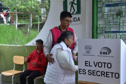 Ciudadanos ejercieron su derecho al voto durante la segunda vuelta presidencial en Ecuador, en una jornada marcada por el civismo.