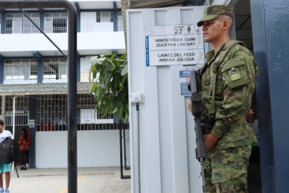 Un total de 106.116 efectivos de las Fuerzas Armadas y Policía Nacional cuidan los recintos electorales, el 13 de abril 2025.