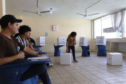 Ciudadanos optaron por votar en los últimos minutos de la jornada electoral.