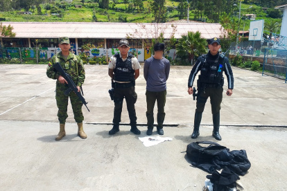 Un joven de 23 años fue detenido por estar armado y pretender ingresar a un recinto electoral en Azuay.